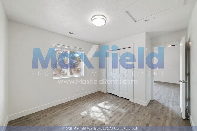 Building Photo - Upstairs Unit -3BD 2BA Unit Near Costco and High School