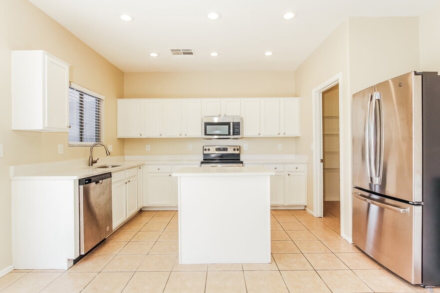 Building Photo - 16115 N 168th Ave