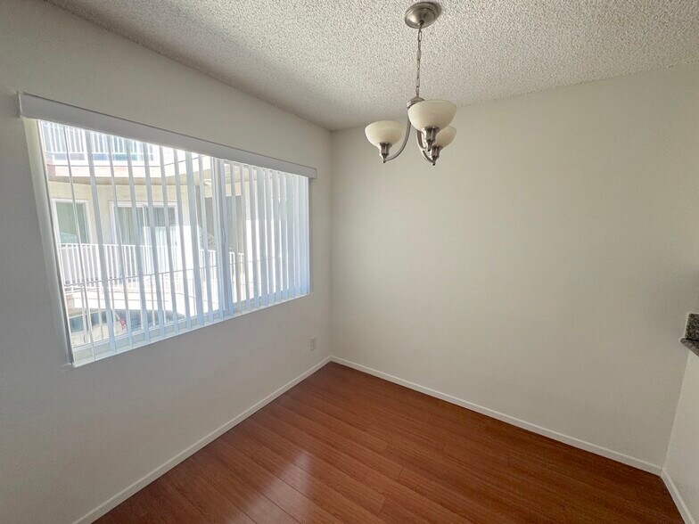 Building Photo - 447 W Elk Ave