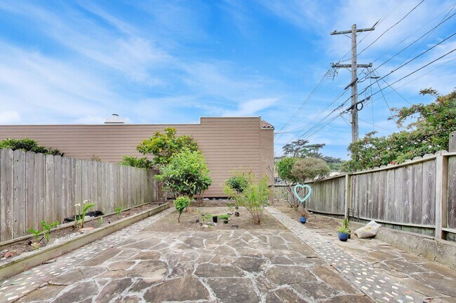 Building Photo - Bright Corner Home with Family Room, Yard & Laundry in Prime Sunset Location!