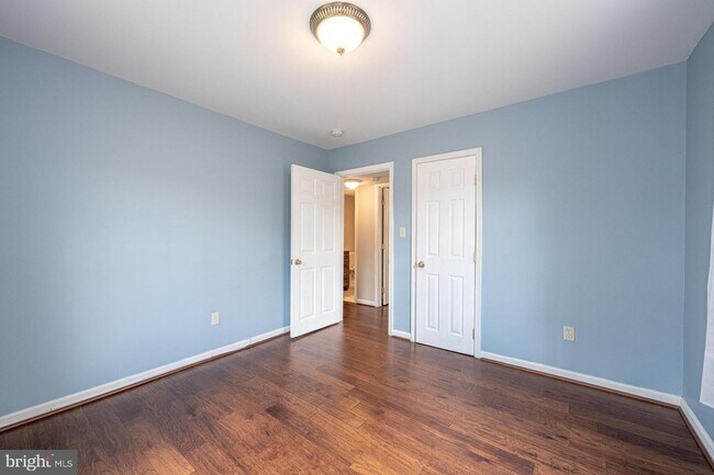 Building Photo - 2416 Fort Dr