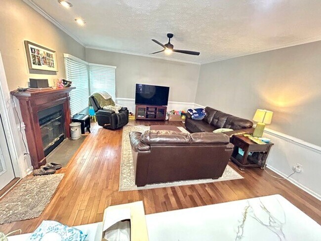Building Photo - CHARMING HOME IN HIGHLY SOUGHT AFTER NEIGHBORHOOD.