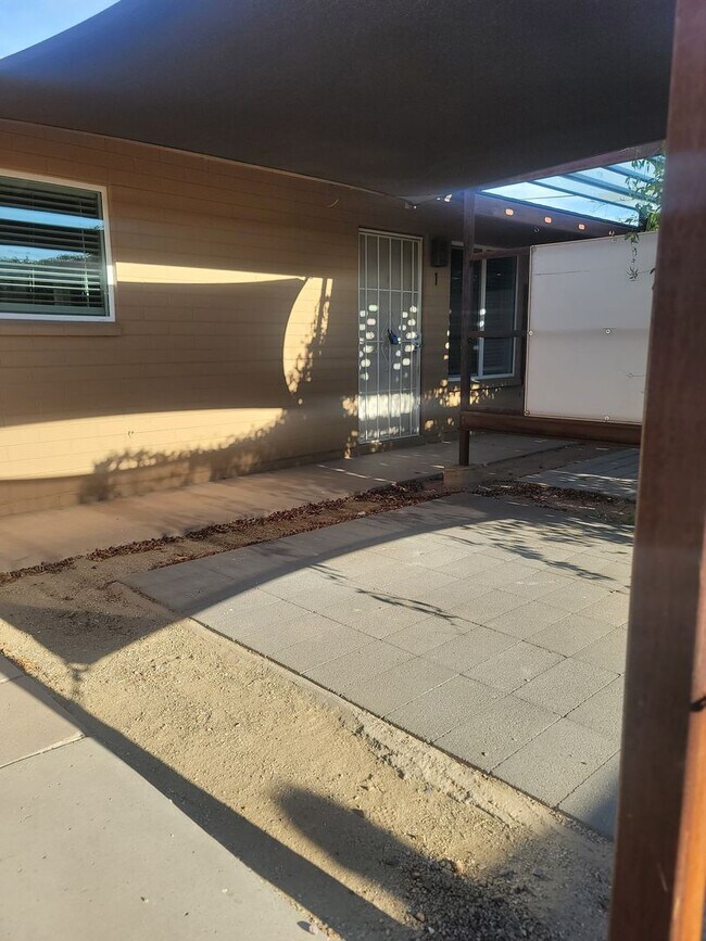 Building Photo - 4819 E Cambridge Ave