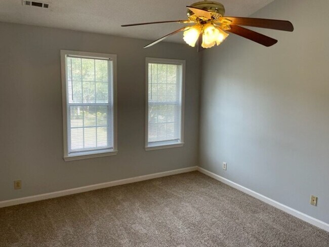 Building Photo - 12 Thomas Crossing Dr