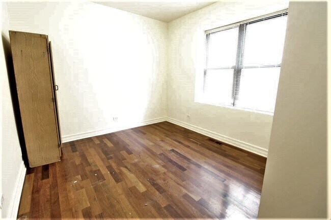 Building Photo - 4347 N Sawyer Ave