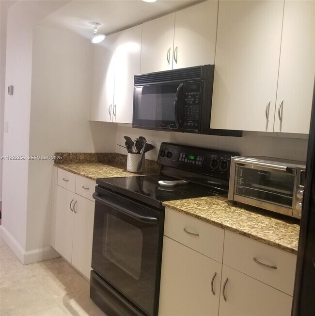 Building Photo - 6917 Collins Ave