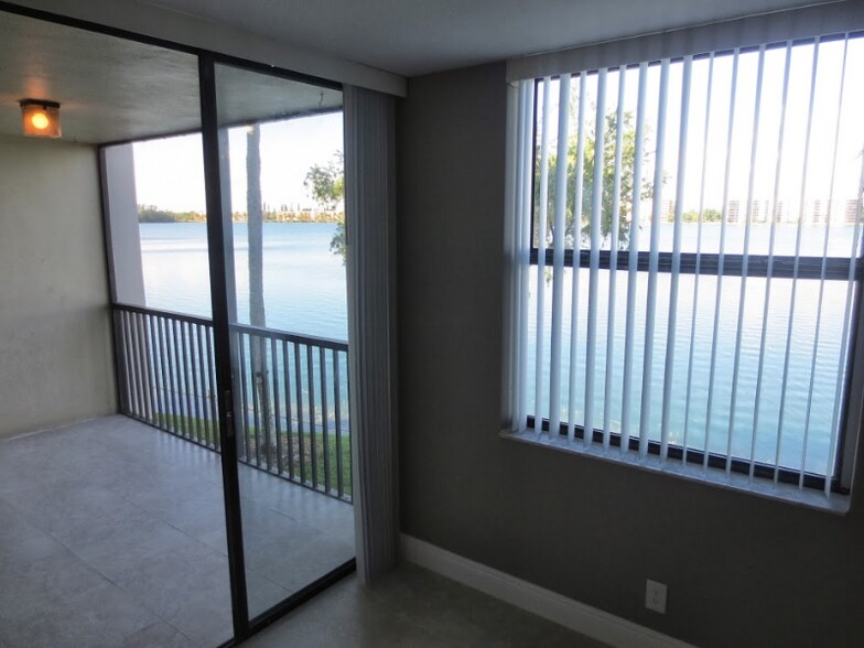 Building Photo - 118 Lake Emerald Dr