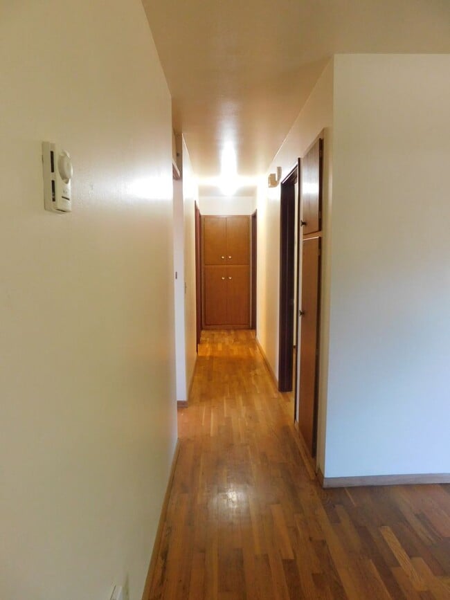 Building Photo - Spacious 3/Bedroom-1-1/2Bathroom Home In F...