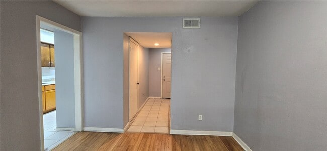 Building Photo - 7913 Grove Ridge Dr