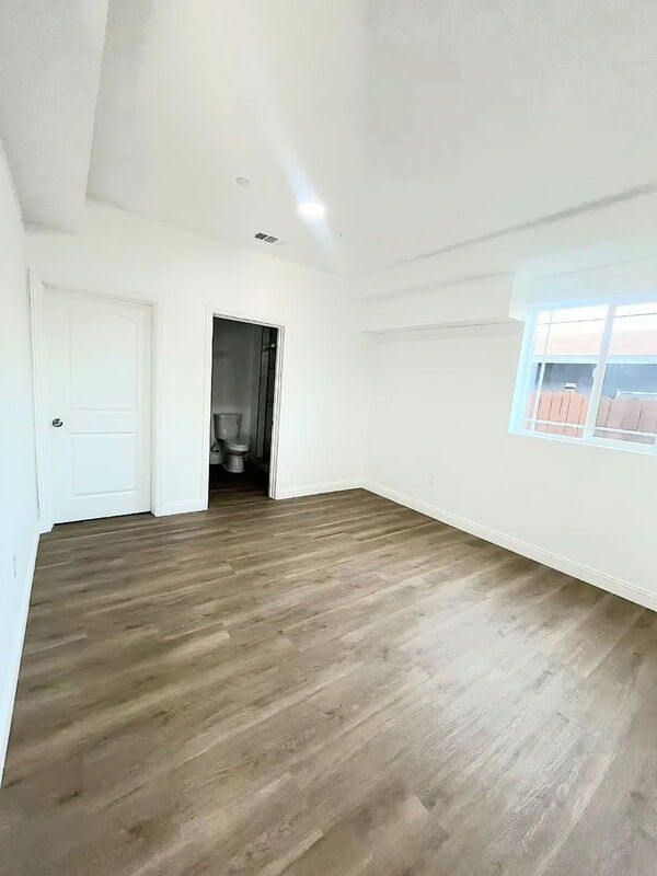 Building Photo - 1731 E 68th St