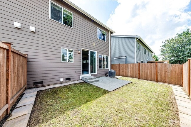Building Photo - Duplex Style CONDO - 3 Bed 2.5b Bath Fully...