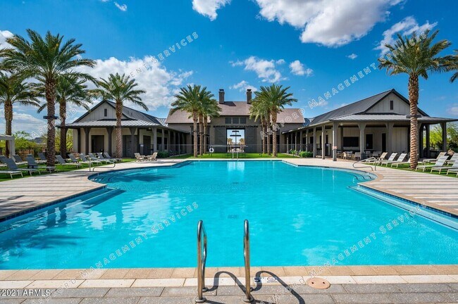 Building Photo - Luxury 3-Bedroom Townhome with Rooftop Dec...