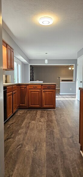 Building Photo - 6553 Clearview Lake Dr