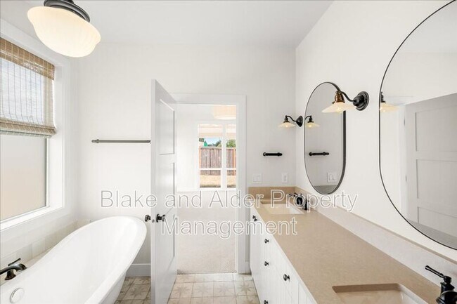 Building Photo - 496 NW Cascade Mountain Dr