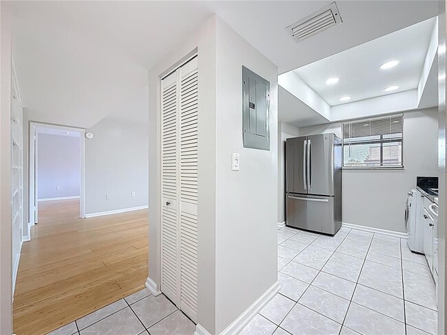 Building Photo - 890 N Village Dr