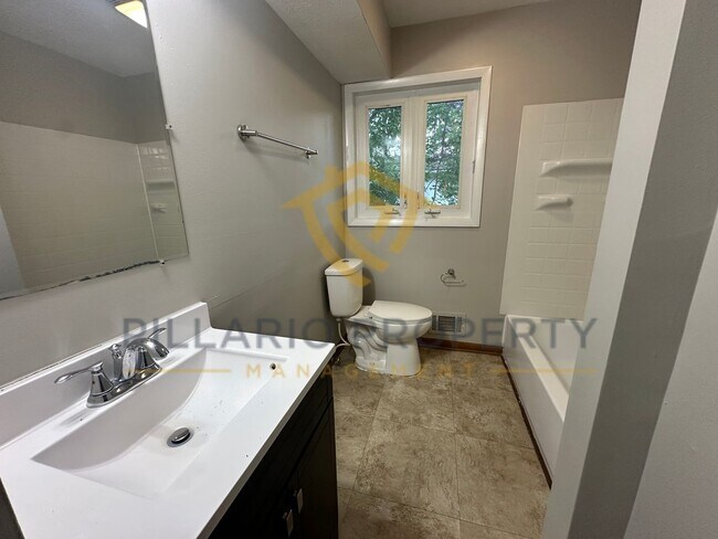Building Photo - Spacious Warren Township, 3 Bedroom/1.5 Ba...