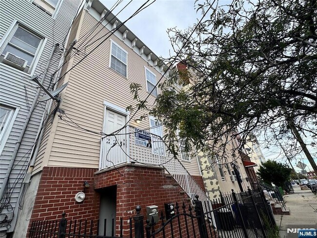 Building Photo - 225 Halladay St