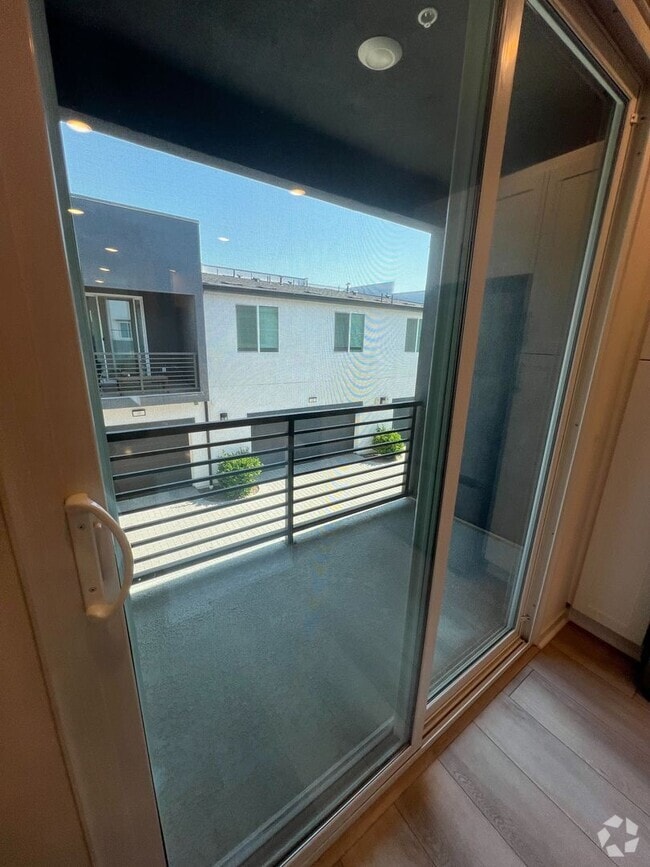 Building Photo - Move-In Special! 2 Weeks Free Rent – Moder...