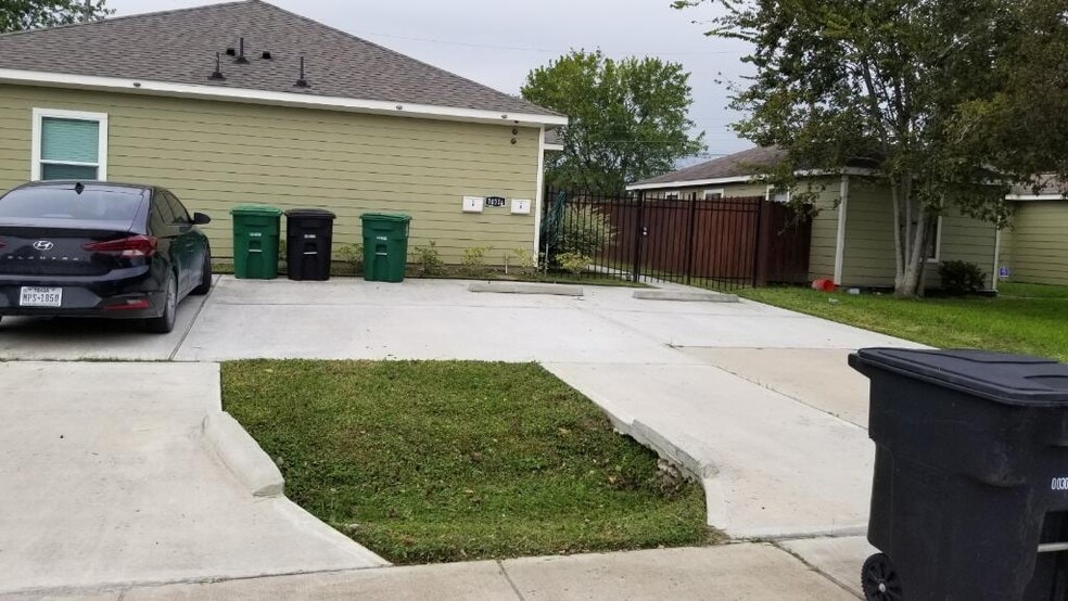 Building Photo - 10314 Sierra Dr