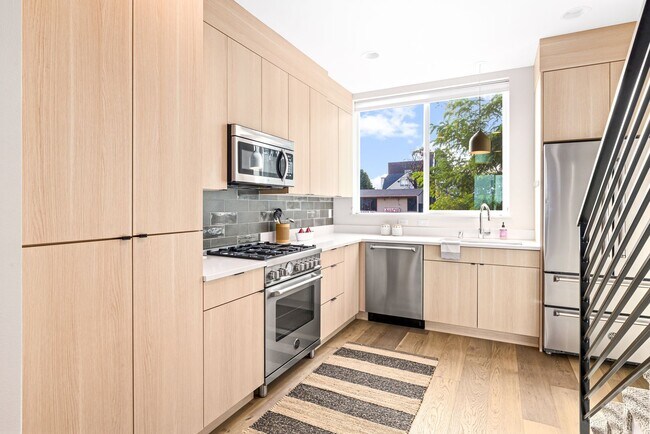 Building Photo - Wallingford Townhome