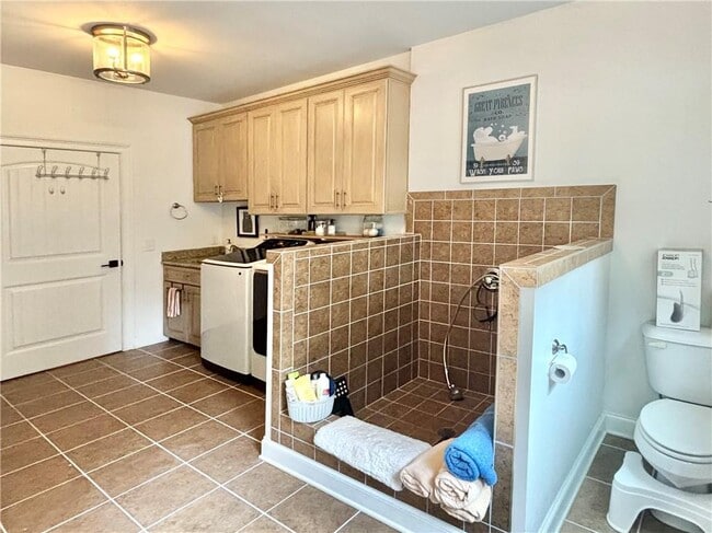 Building Photo - 3232 Brookview Rd