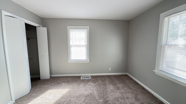 Building Photo - 2302 S Hackley: Completely Renovated 2 Bedroom, 1 Bath Home! Available Now! Washer & Dryer Hookups!