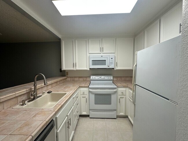 Building Photo - One Bedroom in a Great Community, Excellent Location, with a Pool!