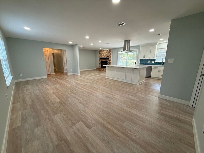Building Photo - 420 Dolphin St