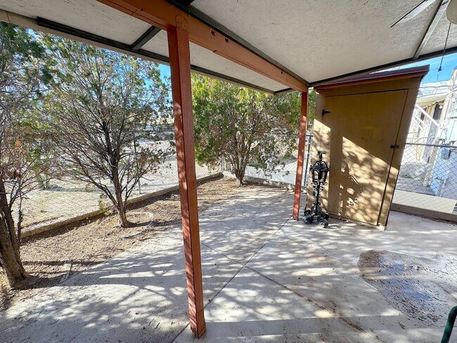 Building Photo - Central EL Paso(close to downtown) 1 bed/1 bath duplex. Water/Trash Service Included