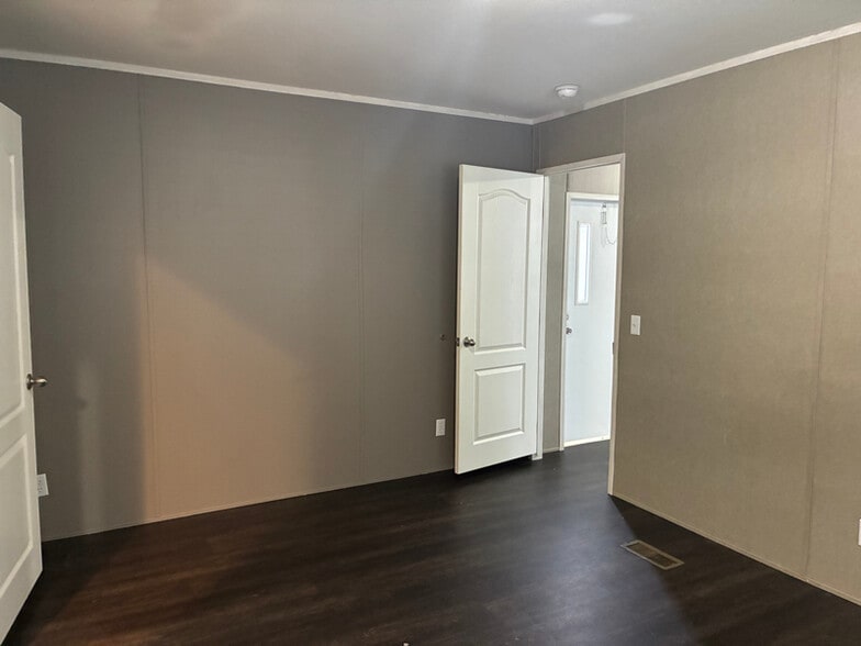 Building Photo - 4842 SW Topeka Blvd