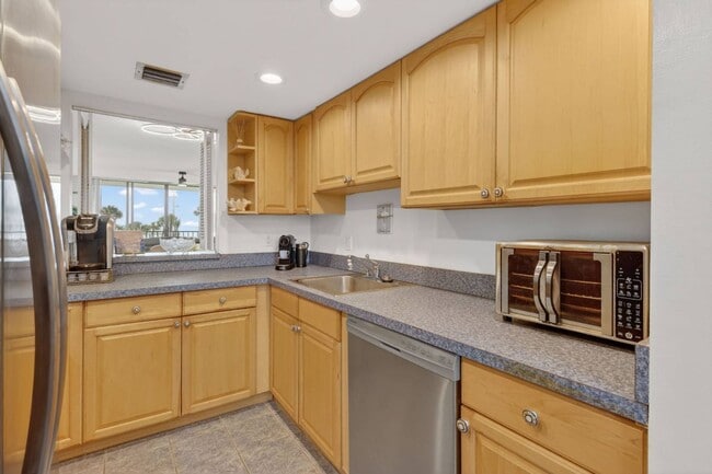 Building Photo - 5061 N Hwy A1A