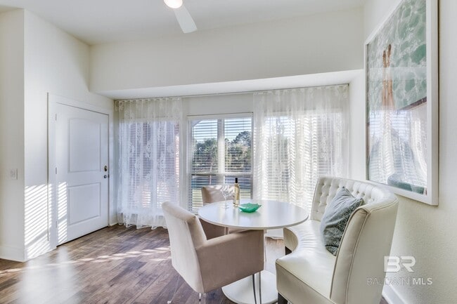 Building Photo - 20050 Oak Rd E