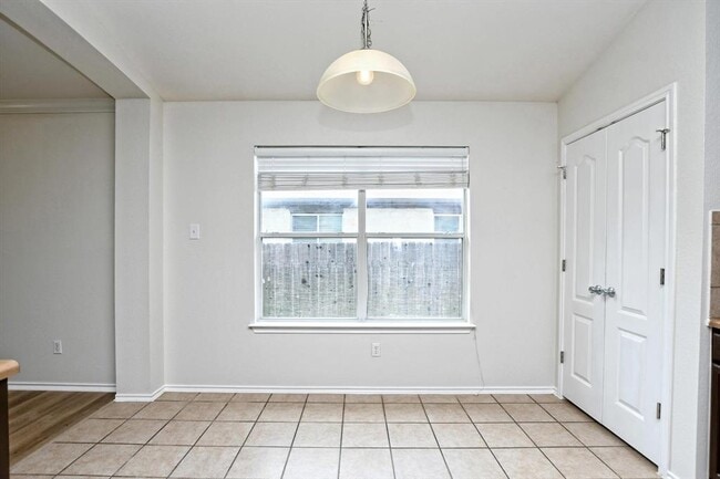Building Photo - 2112 Mir Woods Dr