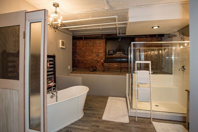Building Photo - One of a Kind Furnished Condo in the Heart...