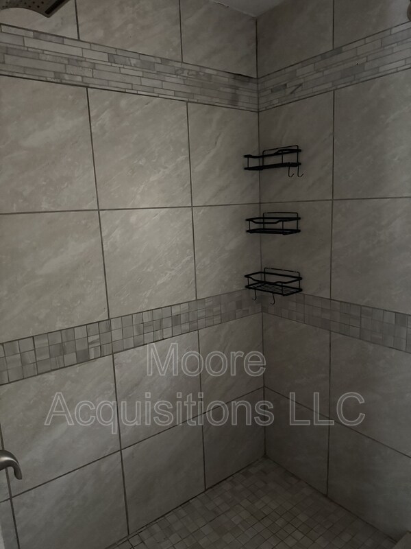 Building Photo - 3601 Oakwood Dr