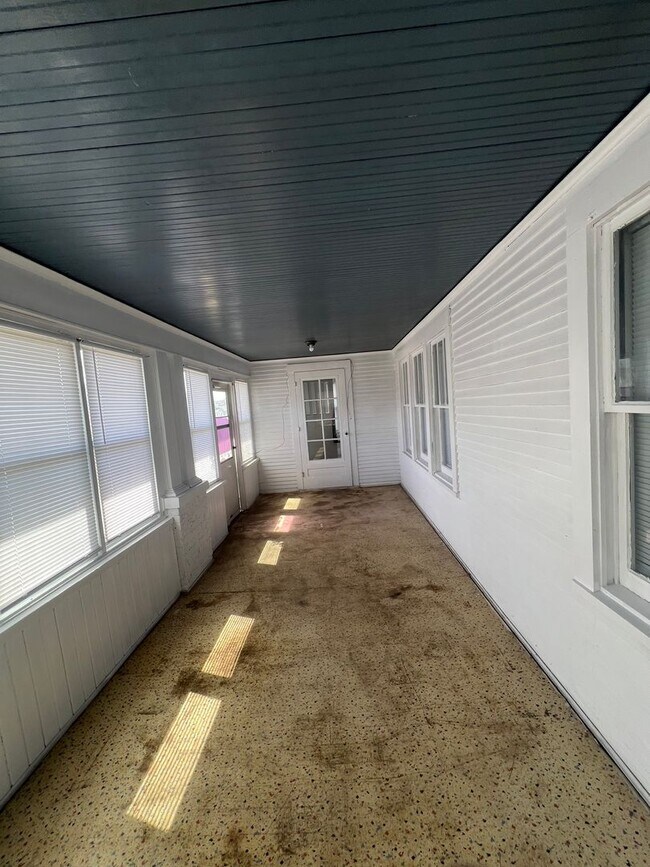 Building Photo - 2436 Laurel Ave N