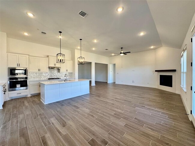 Building Photo - 1301 White Daisy Ln