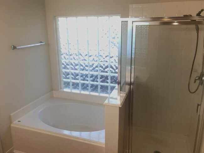 Building Photo - 17406 Hoover Gardens Dr