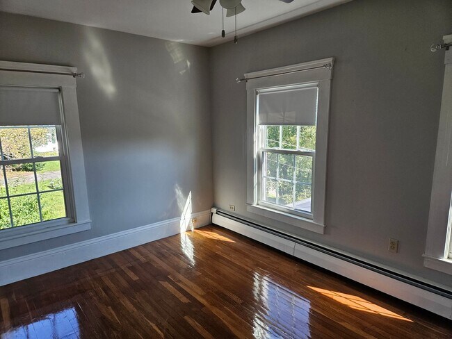 Building Photo - 2 Bedroom townhouse style apartment