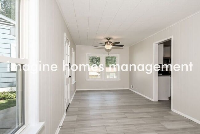 Building Photo - Gorgeous 3 Bedroom Home in St. Louis