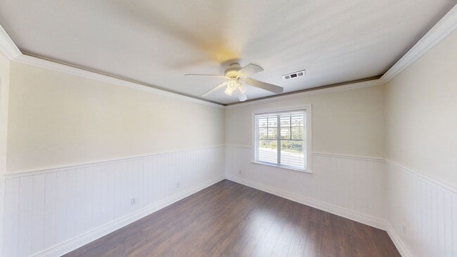 Building Photo - Beautiful Family Home