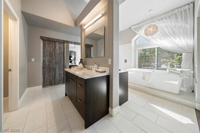 Building Photo - 10000 Charlemont Dr
