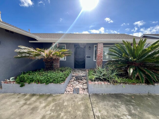 Building Photo - 4 Bedroom home available in Huntington Beach