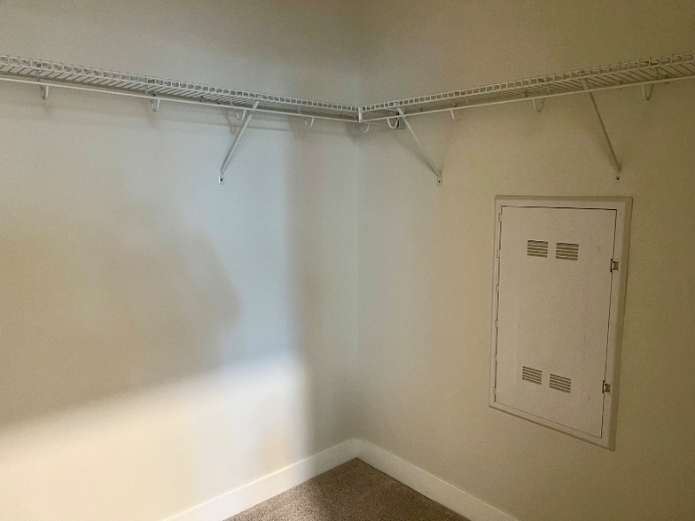 Building Photo - 2912 Mayflower Cir