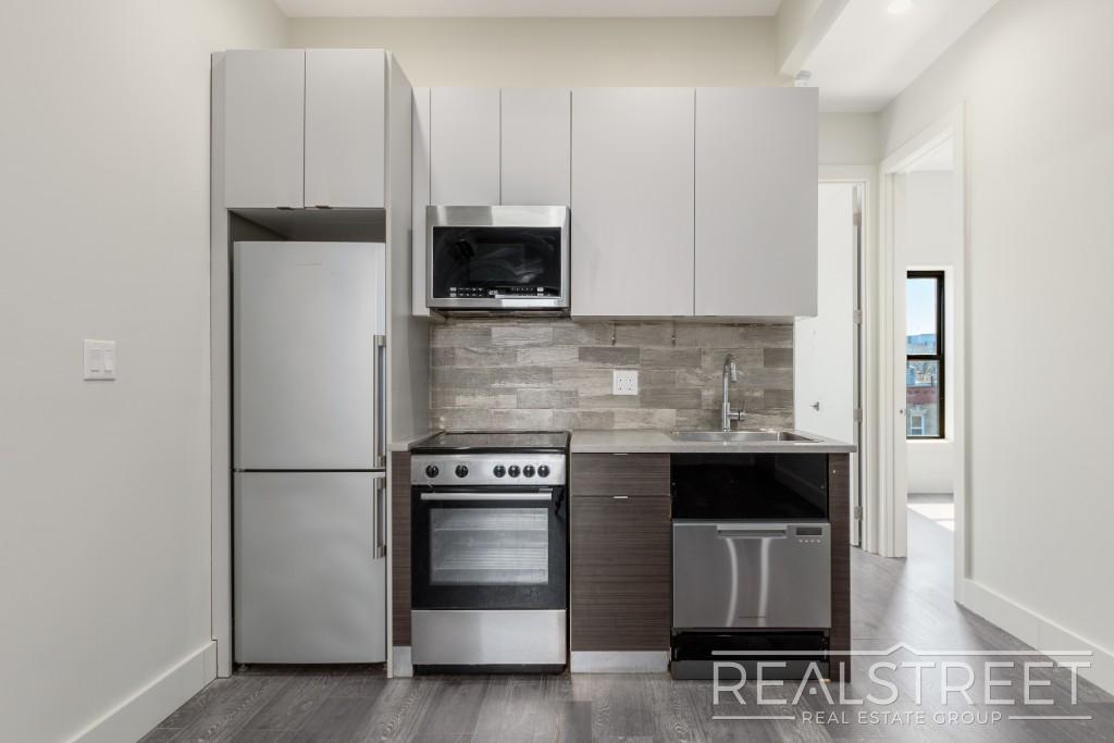 Building Photo - New Modern 2 Bed w Full Amenities + Dishwa...