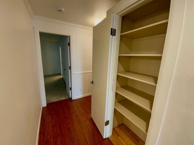 Building Photo - Lower Queen Anne 2BR Condo