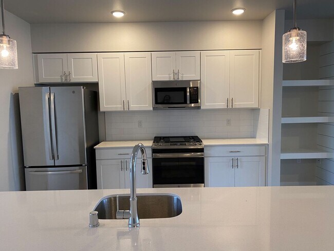 Building Photo - Modern 3 Bedroom, 3 Bath Townhome with 2-Car Garage!