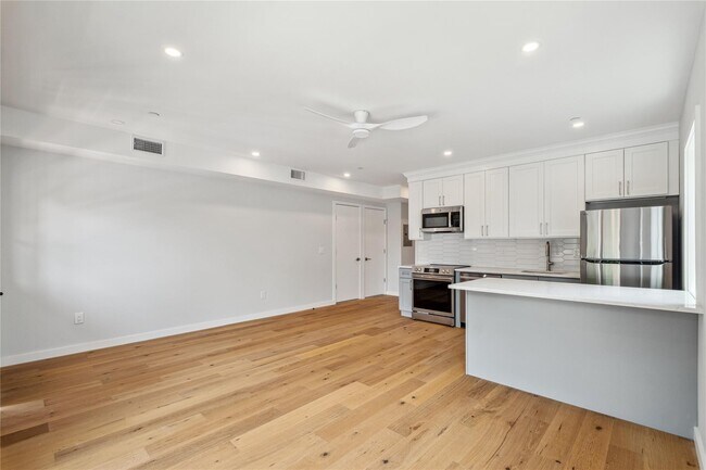Building Photo - 46 Hudson St