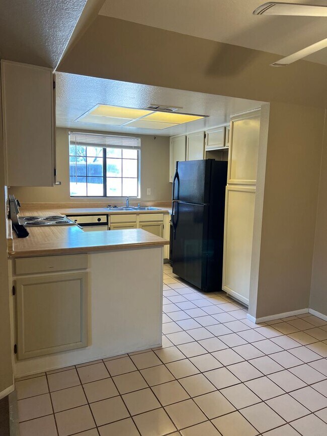 Building Photo - 2 bedroom condo in papago park village