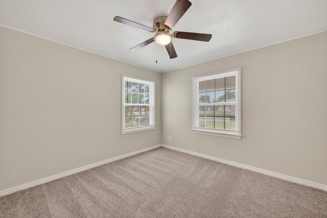 Building Photo - 3208 N Roff Ave